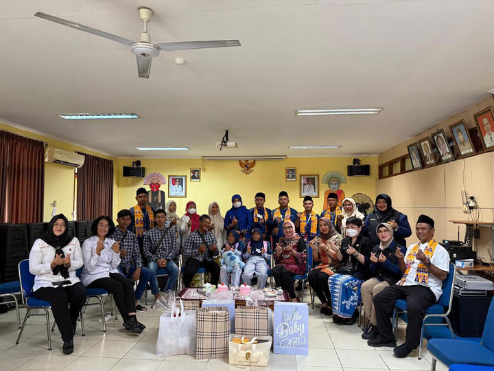 Bocah yang ditelantarkan di Kebayoran Lama dipertemukan dengan Ayah Kandung dan Saudara Kembarnya. (Foto Dok Mabes Polri)